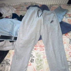 Nike tech fleece byxor  - Storlek 157-170