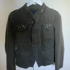 Grön jeans jacka  - Jag säljer min gröna jacka då jag inte har någon användning för den ,Har haft den i massa år utan användning! Skulle säga att den är liten i storleken! Har M vanligtvis och den sitter bra på mig om inte lite mer åt det tajtare-hållet-pris kan diskute