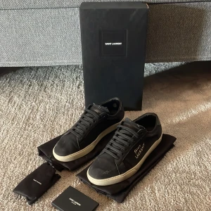 Saint Laurent skor  - Säljer dessa riktigt snygga saint Laurent skor i riktigt fint skick. Nypris ca 6000kr / säljs för 3899kr. 