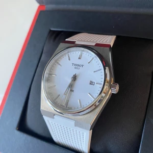 Tissot PRX - • Modell: Tissot PRX Quartz • Storlek: 40mm • Referens: T1374101701100 • År: 2023 • Skick: Ny • Medföljer: Fullset med kvitto och garanti