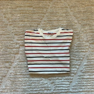 Zara T-shirt - Somrig och fin T-shirt. Använd varsam och få tecken på användning. 😊