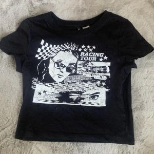 Topp - Säljer pga ingen användning. Använd ungefär 2 gånger. Orginalpris:100 Är i xxs men funkar för de som har xs💕