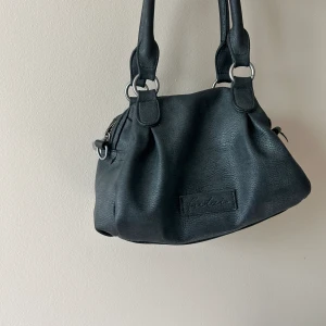 Handväska  - Nu säljer jag min handväska från Fritzi aus Preuben köpt från Zalando för ett år sedan. Köpt för 660 kr! Inga slitage, super fint skick!   Priset kan diskuteras vid snabb affär!
