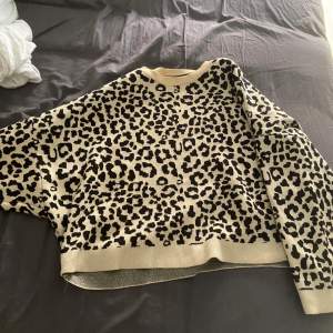 säljer denna jätte fina leopard tröja, inga defekter alls!💕