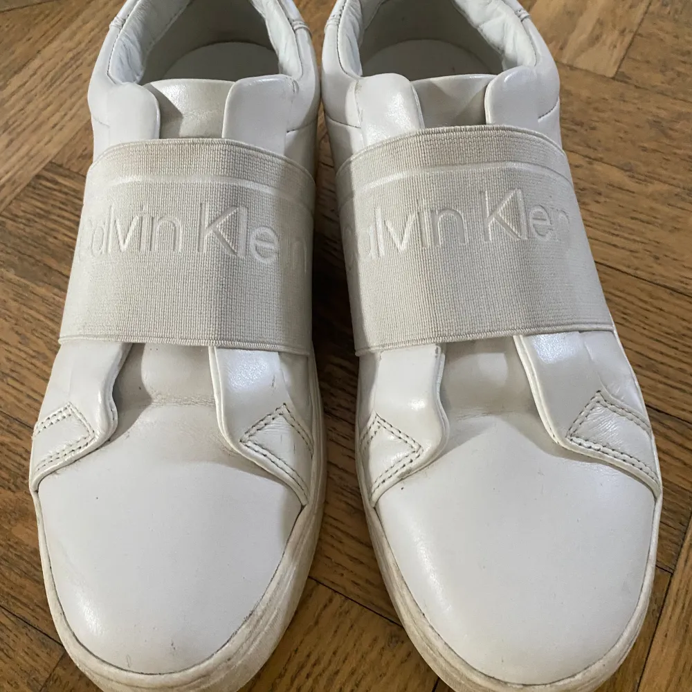 Snygga Calvin Klein sneakers i storlek 38🙌  De är använda Max 7-8 gånger. Perfekta till sommaren! (Nypris 1000 kr). Skor.