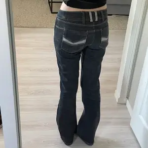 Lågmidjade bootcut jeans från Vero Moda i storlek 38. Jag är 175cm och dem passar mig som har S. Skriv för mer frågor och bilder 🌟. Färgen är mest som på första bilden 💕