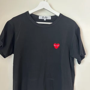 Comme des garçons t-shirt - Bra skick, storlek L men passar som S