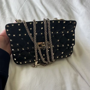 Valentino garavani väska - Säljer min Valentino Garavani Rockstud väska!  ÄKTA! Med äktahetsbevis! Small Nappa Rockstud Spike Bag  Black Leather   20x11x5cm   Kom gärna med prisförslag!