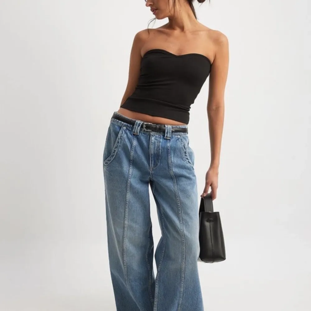 Helt nya och oanvända baggy jeans med låg midja från nakd i storlek 34 eller xs. Nypris är 700 kr❤️. Jeans & Byxor.