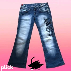 Crazy age jeans  - Bootcut låg midjade crazy age jeans som är blekta på knät med broderi på knät och bakfickorna, byxorna är i xs skriv gärna om du undrar nått eller vill ha fler bilder 