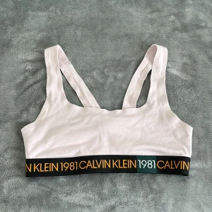 Calvin Klein topp - Sjukt bekväm topp till lounge eller pyjamas men används aldrig. Storlek S/M tror jag