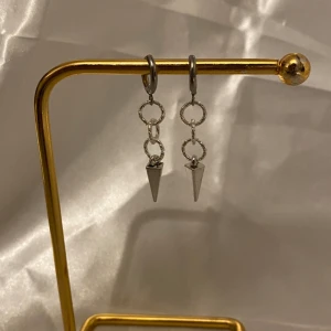 Nitörhängen  - Handgjorda Nitörhängen i rostfritt stål som säljs i par 