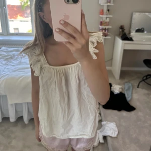 Sommarblus - Vacker vit sommarblus med volanger❤️Säljer pågrund av att den inte kommer till användning❤️