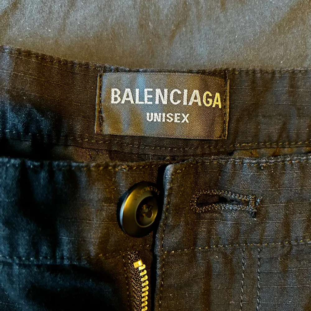 Balenciaga flared cargo 1:1 från 23 collection, midjan kan justeras, dragkedja vid knä som blir kort, 100% bomull, otroligt bekvämt,  absolut ingen skillnad mot originalet. . Jeans & Byxor.