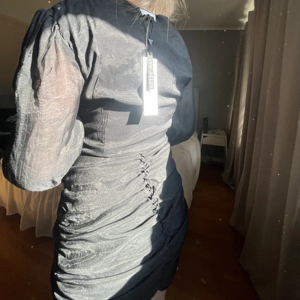 Snygg svart klänning helt oanvänd med prislapp på från Noisy May🌸. Klänningar.