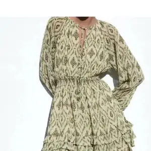 Säljer denna kläning från zara❤️  Skriv för intresse!!!