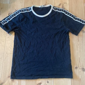 Calvin klein t-shirt - Jag säljer denna efter som att den har blivit för liten. Inköpt för 650kr. Använd ett fåtal gånger.