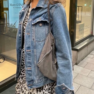 Jeansjacka hm - Jättefin jeansjacka från hm i jättebra skick, väldigt lik den på bilden! Kom privat för egna bilder 