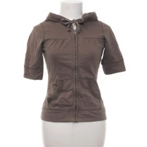 Kort hoodie - Mörkbrun kort hoodie