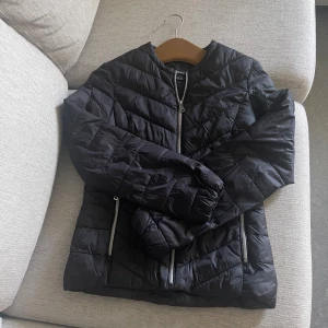 Stradivarius jacka - Storlek M men liten i storlek och bra för S Använd men bra skick Stradivarius 