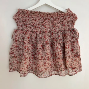 Neo noir set  - Set från neo noir, defekt på kjolen på baksidan, går säkert att sy eller liknande. Inget som syns när man har toppen till! 