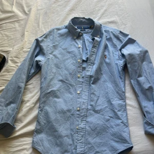 Raffe skjorta - Raffe skjorta som endast är använd en gång. Sitter ganska slimmad. Perfa till sommaren☀️🏖️