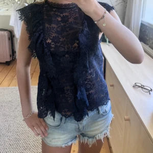 Populär zara tröja❣️ - En superfin spets blus som inte säljs längre!! Knappt använd så jätte fint skick 🥰