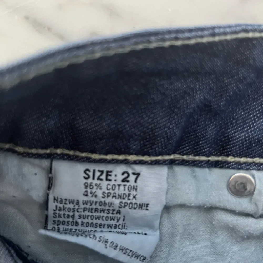Lågmidjad jeanskjol ❤️Midjetmått: 37 stretchig  cm❤️Längd fram:  27 cm❤️Längd bak:  30 cm❤️  ❤️HAR EJ BILDER PÅ❤️. Kjolar.