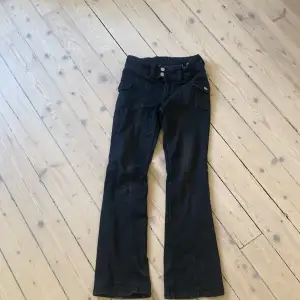 Säljer dessa jeans ifrån hm pga av att jag inte får nån användning av dom, dom är i storlek 152 och är i ett helt okej sick ena resåren på byxorna har gått sönder