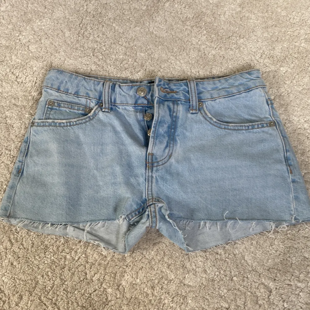 Blåa jeansshorts från lager, ganska låga i midjan, aldrig använda💕. Shorts.