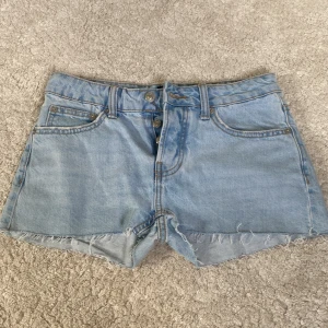 Jeansshorts - Blåa jeansshorts från lager, ganska låga i midjan, aldrig använda💕