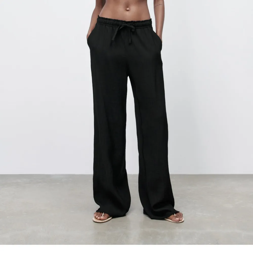 Så svala och sköna byxor från Zara, perfekt nu till sommaren. Slirig använda då dem är alldeles för långa på mig💛. Jeans & Byxor.