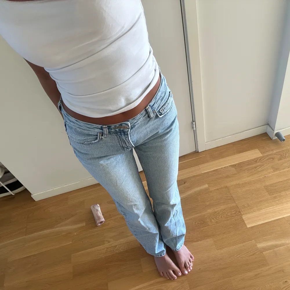 Säljer dessa snygga jeans i st 34 från Gina Tricot. Endast använda ett fåtal gånger, inga defekter eller tecken på användning. Jag är 171cm lång. Säjer pga att de har blivit en aning för små 🦋 (TRYCK EJ PÅ KÖP NU!!). Jeans & Byxor.