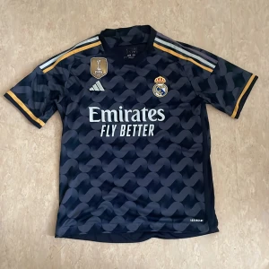 Real Madrid tröja - Real Madrid tröja Namn/nummer: 5 Bellingham  Storlek: L  Inga skador.  