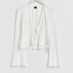 Vit somrig blus - Vit somrig blus, helt oanvänd med prislapp kvar på, sitter jättefint, storlek xs