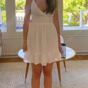 Vit klänning  - Vit söt klänning från Hollister. Den är i bra skick då den bara använd ett fåtal gånger. Skriv gärna om ni har några frågor!