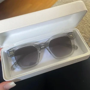 Chimi glasögon 04 grå - Säljer chimmi solglasögon i form 04 fårg grå. Nyskick 