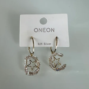 Örhängen  - De små stiftörhängena är förstklassigt och detaljrikt utformade i guld. De imponerar med en slingrande orm i naturtrogen design. Det ger det uttrycksfulla örosmycket elegant glans. Stiftörhängena passar perfekt för en extravagant, originell look. 