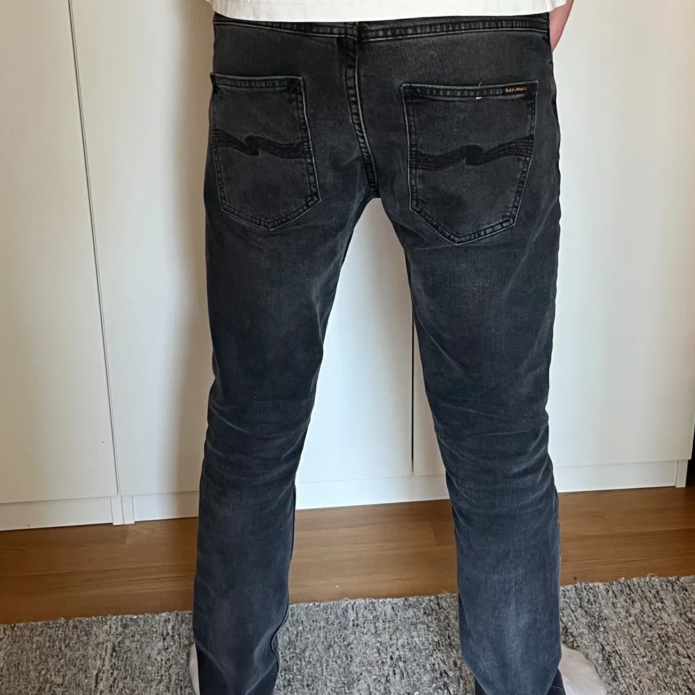 Tja, säljer nu dessa nudie jeans i modellen grim Tim, jeansen är i bästa kvalite alltså 10/10✅kostar 1700 nya men jag släpper dom för 650💸modellen på bilden är 180 och väger 63. Modellen är grim Tim dark cove. Jeans & Byxor.