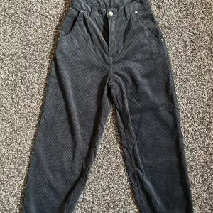 Osäker på vad den här stilen av jeans heter men dom har typ ett randigt material, botten av byxorna är vikta/ cuffed