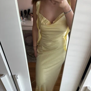 Gul satinklänning  - Oanvänd långklänning från gina tricot och deras senaste släpp. Slutsåld!  Storlek 40
