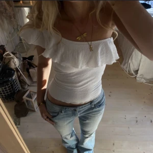 Vit topp💘 - Super söt vit topp! Obs inte min bild och därav inte exakt som på första bilden så kolla andra💘 