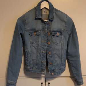 Jeans jacka i nyskick från Only! Knappt använd! Säljer den då den blivit för liten! Skriv vid fundering eller för mer bilder🩷