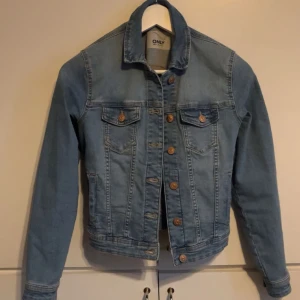 Jeans jacka - Jeans jacka i nyskick från Only! Knappt använd! Säljer den då den blivit för liten! Skriv vid fundering eller för mer bilder🩷