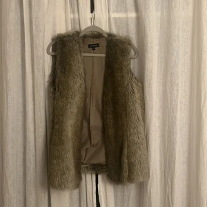 Jättesnygg päls väst - Skit snygg fake päls väst med jättenajs ”hår”. Den är ganska varm, och jätteskön att ha på kvällen. Använd några gånger, men den är lite stor på mig. Brukar ha xs, så tror den passar s/m. Skriv för bilder eller frågor💕