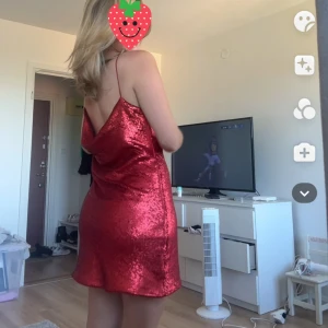 Röd paljettklänning  - Aldrig använd, bara testad. 