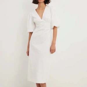 Vit klänning med broderi NAKD - Super vacker studentklänning! Jätte fint material och sitter så fint - tyvärr bestämde mig för att ha en annan. En lite längre klänning perfekt till mottagning eller midsommar!! Helt oanvänd.