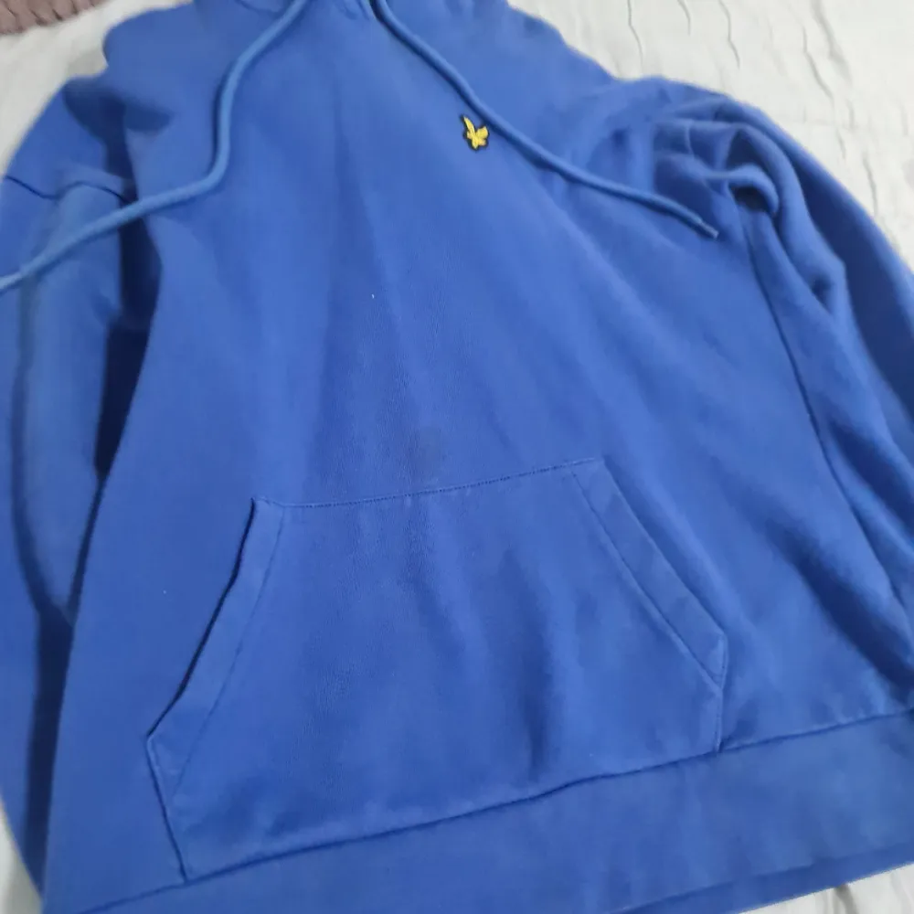 En blå fin hoodie som jag fick men kommer ej till användning. Lite fläckar på den men kommer tvätta innan jag säljer. Säljer för 200kr. Hoodies.