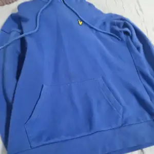 En blå fin hoodie som jag fick men kommer ej till användning. Lite fläckar på den men kommer tvätta innan jag säljer. Säljer för 200kr