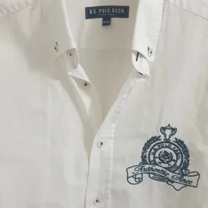 U.S. Polo Assn Sport skjorta herr, st L - U.S. Polo Assn Sport skjorta herr, st L, använd 2 veckor, perfekt skick.  Utan fläckar.